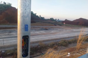 Electric wires in Phan Thiet - Dau Giay expressway are stolen. (Photo: SGGP)