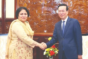 President Vo Van Thuong (R) and Pakistani Ambassador Samina Mehtab at the meeting in Hanoi on March 12. (Photo: VNA)