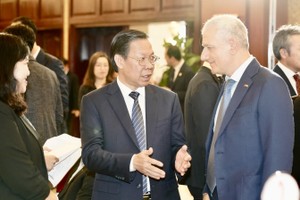 Chairman of the HCMC People’s Committee Phan Van Mai meets delegates at the meeting. (Photo: SGGP)