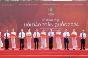 Secretary of the HCMC Party Committee Nguyen Van Nen (8th, R) and delegates cut the ribbon at an opening ceremony of the 2024 National Press Festival. (Photo: SGGP)