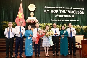 Secretary of the HCMC Party Committee Nguyen Van Nen (3rd, R) and leaders of the city congratulate Vice Chairman of the HCMC People's Council Huynh Thanh Nhan (4th, L), and Director of the HCMC Department of Food Safety Pham Khanh Phong Lan, a member of the HCMC People's Committee (4th, R). (Photo: SGGP)