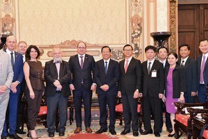 Leaders and representatives of departments of the two sides at the receiving ceremony (Photo: SGGP)