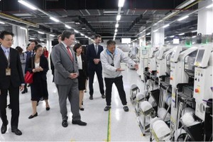 US Ambassador to Vietnam Marc Knapper (front, second from left) visits an industrial park in Hai Phong city. (Photo: VNA)