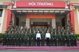 HCMC’s leaders including Standing Vice Secretary of the municipal Party Committee Nguyen Ho Hai (R) and Vice Chairman of the People’s Committee of the city Ngo Minh Chau (L) receive delegation of officials of the Hanoi-based National Defence Academy on March 21. (Photo: SGGP)
