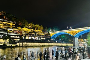 Vietnamese tourists visit China.