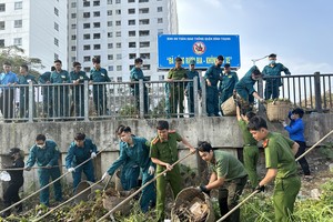 Cleaning up the Xuyen Tam polluted canal in the 152nd Ngay Chu Nhat Xanh (Green Sunday) campaign