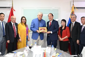 Vice Secretary of the HCMC Party Committee Nguyen Ho Hai (4th, R) offers a gift to Minister of Agriculture and Land of Venezuela, Wilmar Castro Soteldo (4th, L). (Photo: SGGP)
