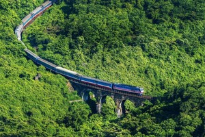 The train trip passes through Hai Van pass. (Photo: SGGP)