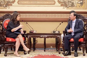 Chairman of the HCMC People’s Committee Phan Van Mai (R) receives Canadian Minister of Export Promotion, International Trade, and Economic Development Mary Ng in the city on March 28. (Photo: SGGP)