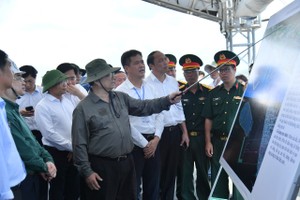 The PM inspects the construction site at the Phu Quoc International Passenger Seaport. (Photo: SGGP)