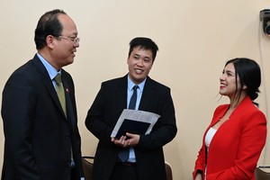 Standing Vice Secretary of the municipal Party Committee Nguyen Ho Hai (L) and President of the Chile-Vietnam Friendship Parliamentarians' Group Karol Cariola (R) (Photo: SGGP)