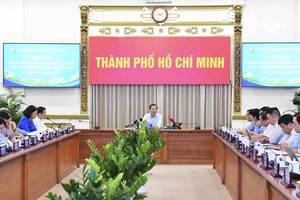 Chairman of the HCMC People’s Committee Phan Van Mai on April 2 chairs a conference to review the socio-economic situation in the first quarter and key tasks in the second quarter of the year. (Photo: SGGP)