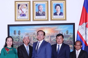 Vice Chairman of the HCMC People’s Committee Vo Van Hoan (2nd, L) extends his New Year greetings and best wishes to officers and staff of the Consulate General of Cambodia. (Photo: SGGP)
