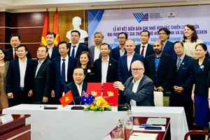 Vietnam National University and Deakin University in Victoria, Australia sign a memorandum of cooperation on research and training in the field of artificial intelligence (AI) and several other fields on April 8. (Photo: SGGP)