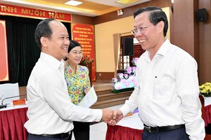 Chairman of the HCMC People's Committee Phan Van Mai meets delegates at the meeting. (Photo: SGGP)