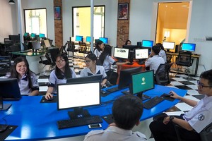 Students are learning at the library in Tran Dai Nghia High School for the Gifted. (Photo: SGGP)