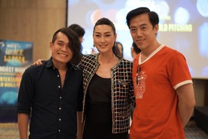 Directors Leon Quang Le (L) and Kathy Uyen (C) attend the award ceremony of the category of Project Market.