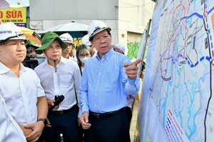 Chairman of the HCMC People’s Committee Phan Van Mai conducts a field inspection of traffic construction projects, including Luong Dinh Cua Street and An Phu intersection in Thu Duc City on April 12. (Photo: SGGP)