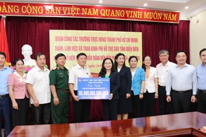 The HCMC delegation offers financial assistance of VND85 billion to Dien Bien Province. (Photo: SGGP)
