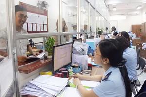 People and businesses implement customs formalities in HCMC. (Photo: SGGP)