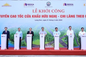 Prime Minister Pham Minh Chinh (middle) at the ceremony to kick-start the construction of the Huu Nghi-Chi Lang Expressway. (Photo: SGGP)