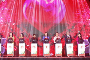 Acting President Vo Thi Anh Xuan (C) and other delegates launch the National Humanitarian Month 2024. (Photo: VNA)