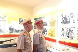 Two war veterans look at photos and exhibits at the event (Photo: vov2.vov.vn)