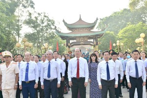 Leaders of the HCMC Party Committee, People’s Council, People’s Committee, and Vietnam Fatherland Front Committee pay tribute to war heroes at Ben Duoc Monument Temple for Martyrs in Cu Chi District. (Photo: SGGP)