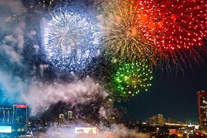 Spectacular fireworks to celebrate 49 years of the South Liberation and National Reunification Day in HCMC on April 30 (Photo: SGGP)