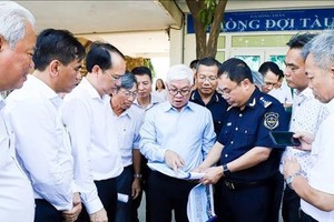 Secretary of the Binh Duong provincial Party Committee Nguyen Van Loi and representatives of relevant agencies mull over a plan to expand the Song Than station in Di An city. (Photo:VNA)