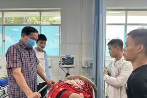 Leaders of the Dong Nai province People’s Committee visit an injured victim of the accident (Photo: SGGP)