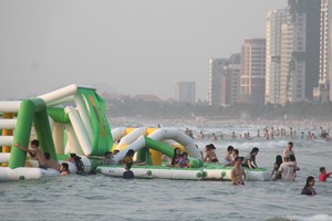 Pham Van Dong beach in Da Nang is flooded by a sea of people during the five-day break to mark Reunification Day and May Day holidays. (Photo: SGGP)