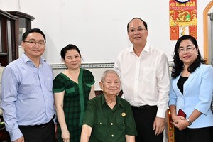 Delegation of HCMC’s officials visits Mr. Tran Quoc Dung. (Photo: SGGP)