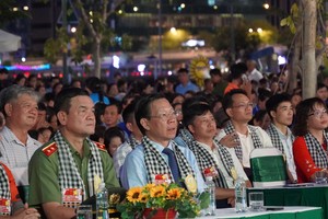 Chairman of the HCMC People’s Committee Phan Van Mai (3rd, L) attends the meeting. (Photo: SGGP)
