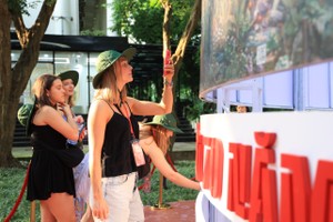 Foreign visitors enjoy a reproduction of the panoramic painting depicting the historical Dien Bien Phu battlefield in Hanoi. (Photo: SGGP)