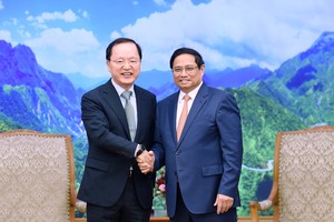 PM Pham Minh Chinh (R) receives the CFO of Samsung Electronics Park Hark-kyu in Hanoi on May 9. (Photo: SGGP)