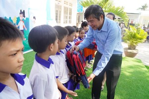 SGGP Newspaper's program supports needy students in Binh Dinh