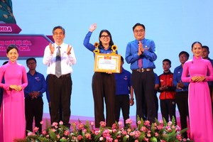 Vice Secretary of the HCMC Party Committee Nguyen Phuoc Loc (L) and Permanent deputy secretary of the HCMC Youth Union cum Chairman of the Vietnam Youth Federation in HCMC Ngo Minh Hai offer certificates of merit to outstanding young people. (Photo: SGGP)