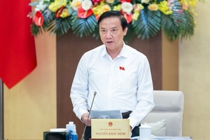 Chairman of the NA’s Committee for Culture and Education Nguyen Dac Vinh speaks at the event.