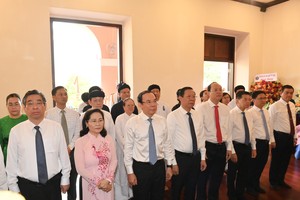 Secretary of the HCMC Party Committee Nguyen Van Nen and city leaders express deep gratitude for the great merits of President Ho Chi Minh. (Photo: SGGP)