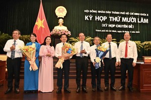 HCMC's leaders congratulate the new Vice chairpersons of the Municipal People’s Committee. (Photo: SGGP)