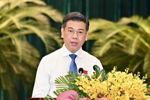 Vice Chairman of the HCMC People's Committee Nguyen Van Dung speaks at the meeting. (Photo: SGGP)