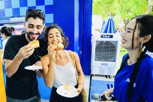 Around 100,000 domestic and foreign visitors flock to the Le Thi Rieng Park in HCMC’s District 1 to attend the second Vietnamese Banh mi festival. (Photo: SGGP)