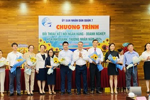 The People's Committee of District 7 in HCMC and the State Bank of Vietnam (SBV) - HCMC Branch organize a dialogue with enterprises, household businesses, and traders on May 20. (Photo: SGGP)