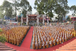 Thousands of Buddhist dignitaries, monks, nuns, and followers attend a ritual marking Lord Buddha’s 2568th birthday held at the Vietnam Quoc Tu Pagoda in District 10 on May 22. (Photo: SGGP)