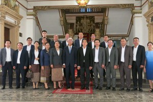 Vice Chairman of the HCMC People's Committee Vo Van Hoan receives Mr. Khamsay Saysompheng, Secretary of the Party Committee, and Governor of Houaphanh Province of Laos, and his delegation on May 24. (Photo: SGGP)