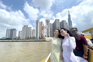 The Saigon River sightseeing tour in HCMC attracts a large number of visitors. (Photo: SGGP)