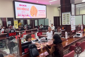 Consumers buy gold at Agribank. (Photo: SGGP)