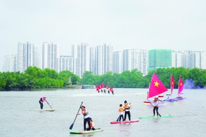 People are attracted to water sports in District 7, HCMC. (Photo: SGGP)