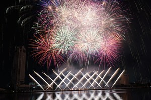 The spectacular fireworks performance by the French team (Photo: SGGP)